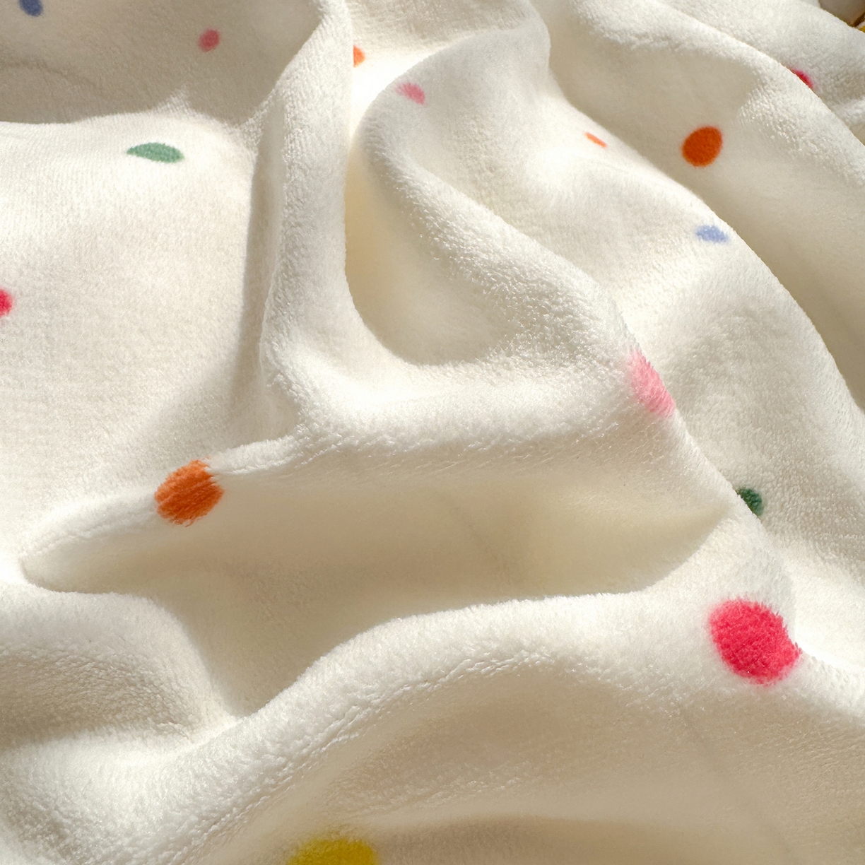 91家纺网 家纺一手货源 找家纺 沐芷 2025 高克重加厚A类牛奶绒四件套珊瑚绒卡通简约三件套 【绒】彩色波点