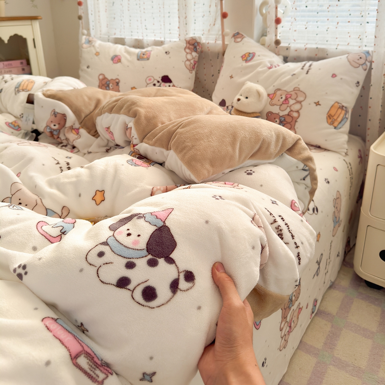 91家纺网 家纺一手货源 找家纺 沐芷 2025 高克重加厚A类牛奶绒四件套珊瑚绒卡通简约三件套 【绒】磁带熊仔