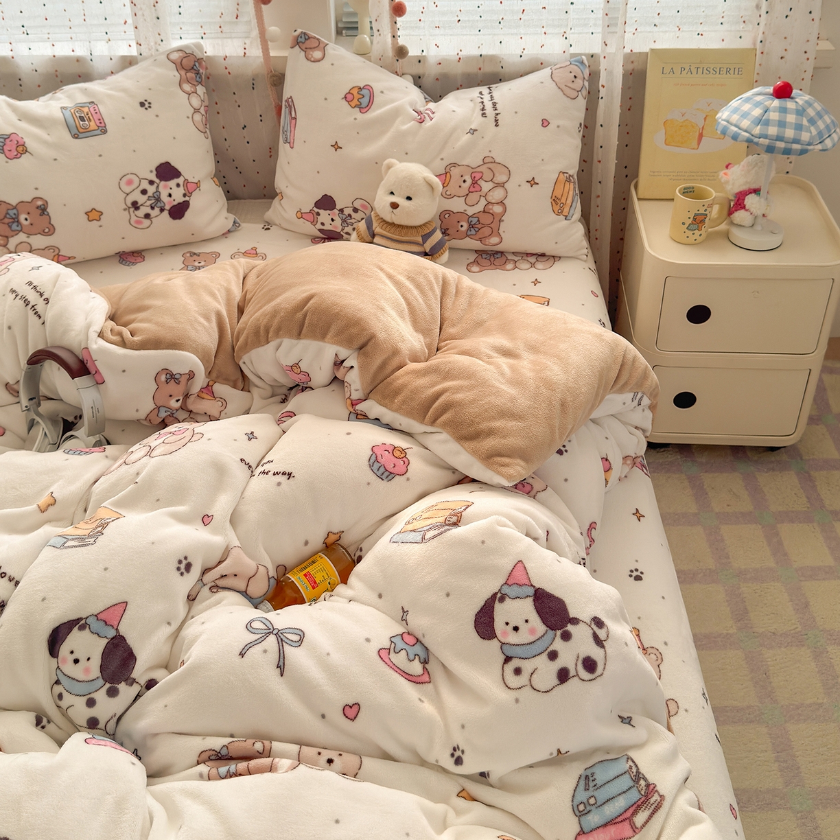 91家纺网 家纺一手货源 找家纺 沐芷 2025 高克重加厚A类牛奶绒四件套珊瑚绒卡通简约三件套 【绒】磁带熊仔