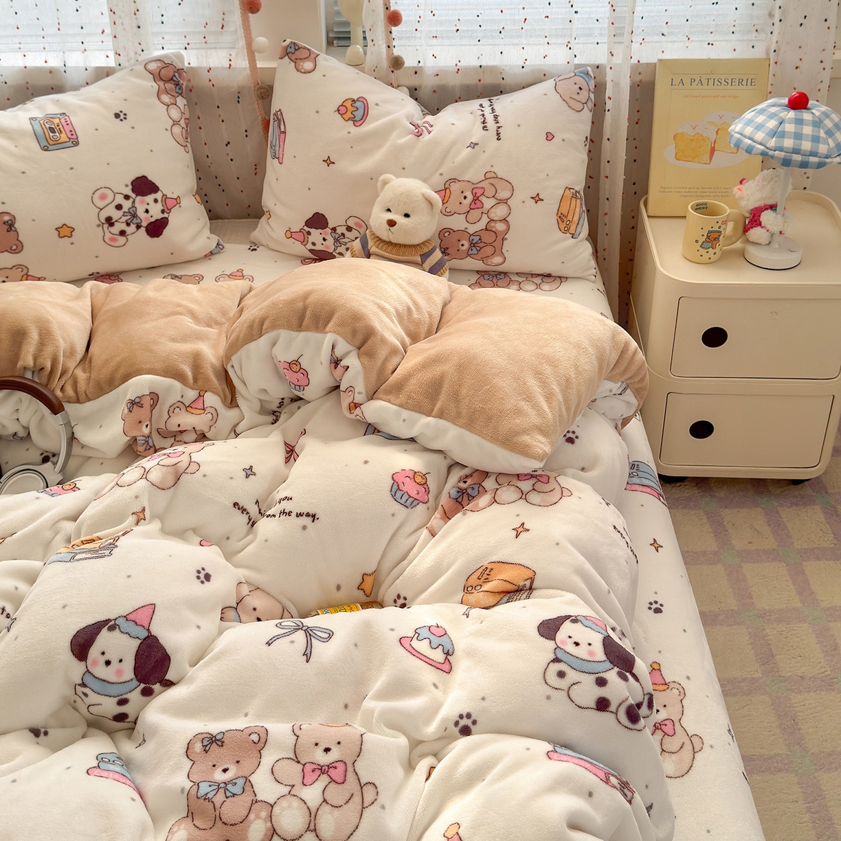 91家纺网 家纺一手货源 找家纺 沐芷 2025 高克重加厚A类牛奶绒四件套珊瑚绒卡通简约三件套 【绒】磁带熊仔