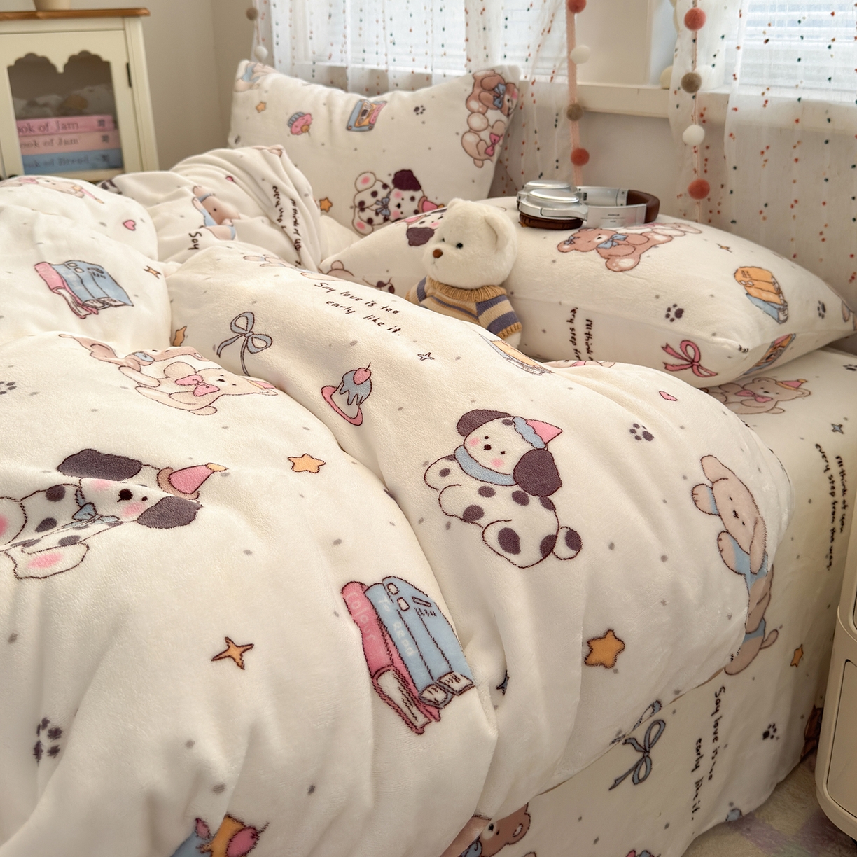 91家纺网 家纺一手货源 找家纺 沐芷 2025 高克重加厚A类牛奶绒四件套珊瑚绒卡通简约三件套 【绒】磁带熊仔