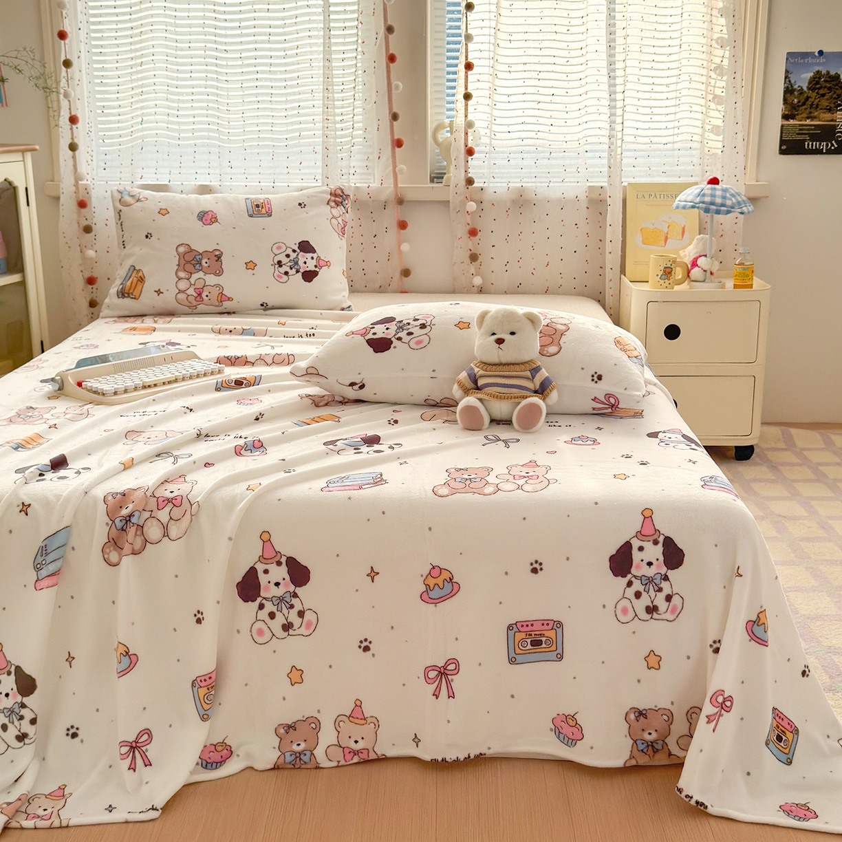 91家纺网 家纺一手货源 找家纺 沐芷 2025 高克重加厚A类牛奶绒四件套珊瑚绒卡通简约三件套 【绒】磁带熊仔