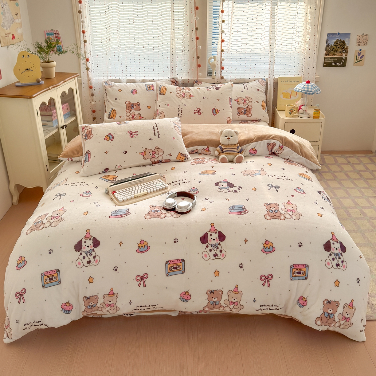 91家纺网 家纺一手货源 找家纺 沐芷 2025 高克重加厚A类牛奶绒四件套珊瑚绒卡通简约三件套 【绒】磁带熊仔