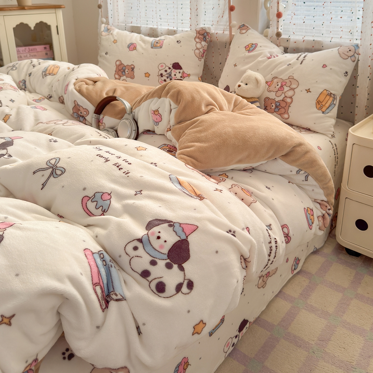 91家纺网 家纺一手货源 找家纺 沐芷 2025 高克重加厚A类牛奶绒四件套珊瑚绒卡通简约三件套 【绒】磁带熊仔