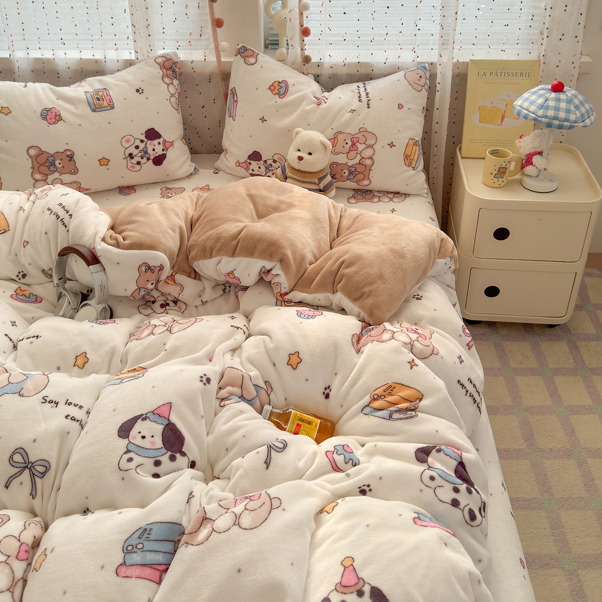 91家纺网 家纺一手货源 找家纺 沐芷 2025 高克重加厚A类牛奶绒四件套珊瑚绒卡通简约三件套 【绒】磁带熊仔