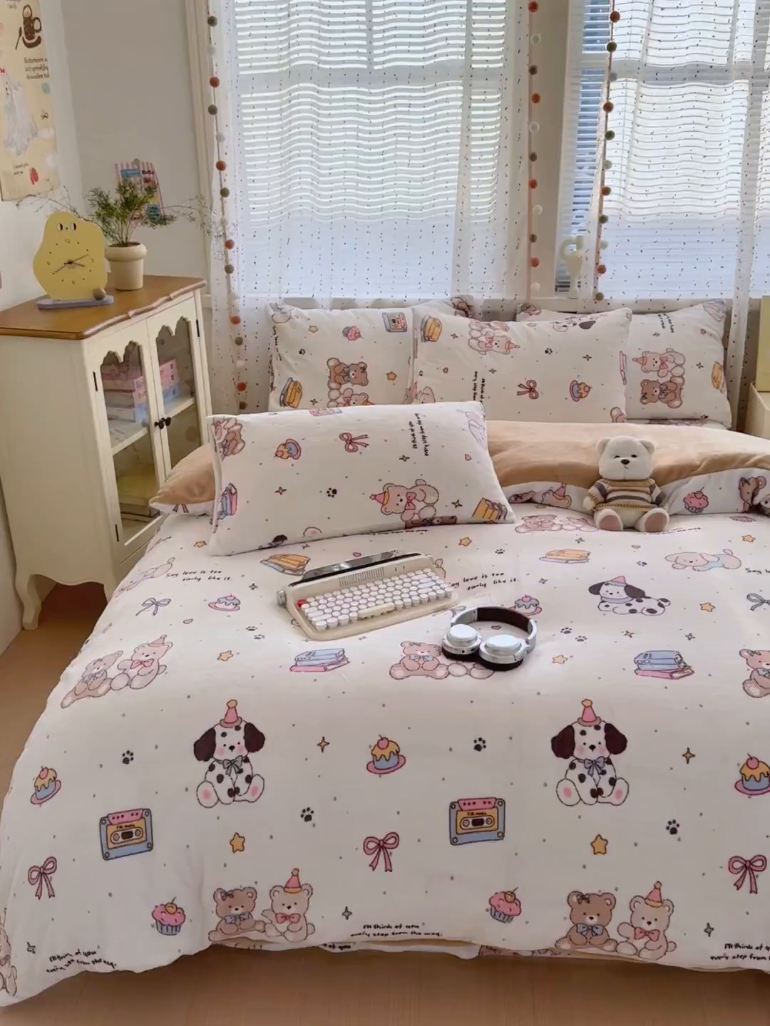 91家纺网 家纺一手货源 找家纺 沐芷 2025 高克重加厚A类牛奶绒四件套珊瑚绒卡通简约三件套 【绒】磁带熊仔