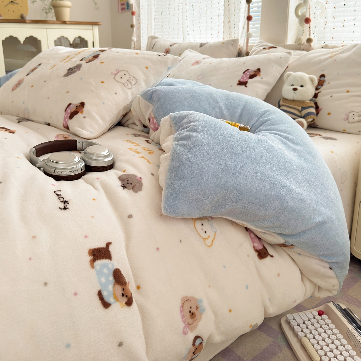 91家纺网 家纺一手货源 找家纺 沐芷 2025 高克重加厚A类牛奶绒四件套珊瑚绒卡通简约三件套 【绒】腊肠狗联盟