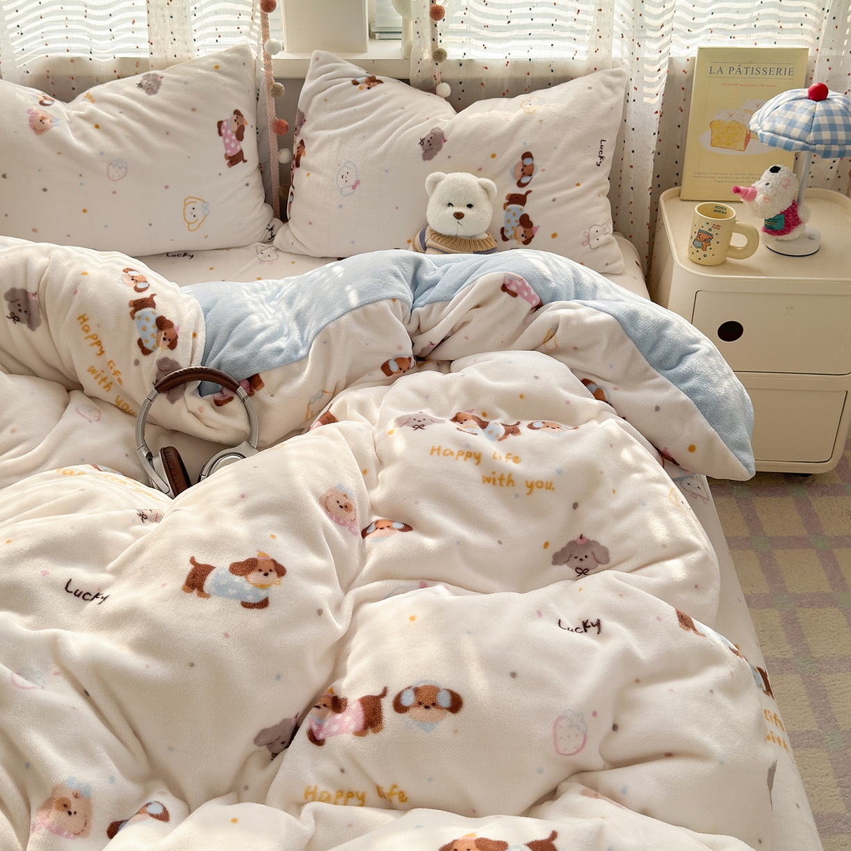 91家纺网 家纺一手货源 找家纺 沐芷 2025 高克重加厚A类牛奶绒四件套珊瑚绒卡通简约三件套 【绒】腊肠狗联盟