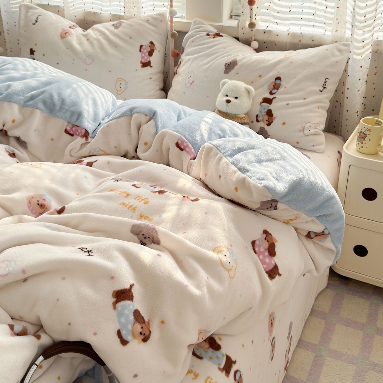 91家纺网 家纺一手货源 找家纺 沐芷 2025 高克重加厚A类牛奶绒四件套珊瑚绒卡通简约三件套 【绒】腊肠狗联盟