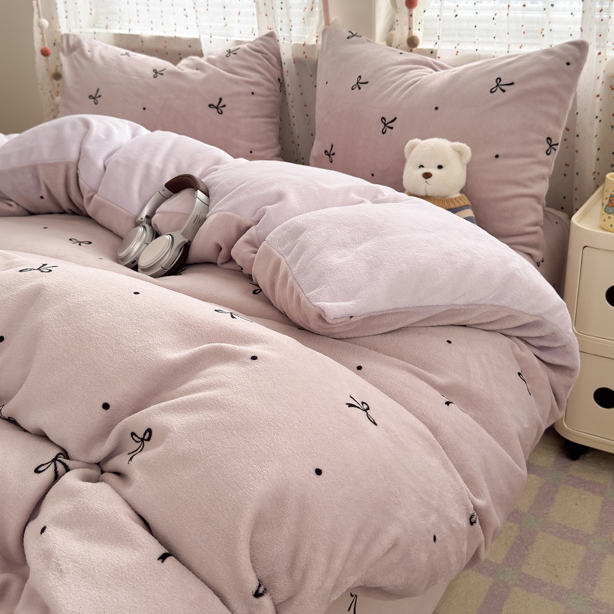 91家纺网 家纺一手货源 找家纺 沐芷 2025 高克重加厚A类牛奶绒四件套珊瑚绒卡通简约三件套 【绒】小蝴蝶结紫