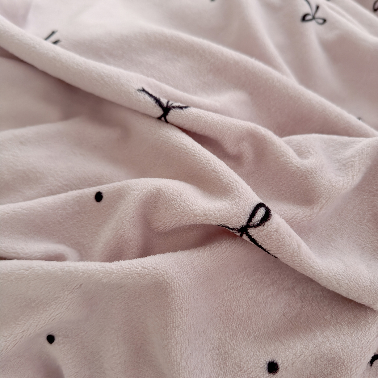 91家纺网 家纺一手货源 找家纺 沐芷 2025 高克重加厚A类牛奶绒四件套珊瑚绒卡通简约三件套 【绒】小蝴蝶结紫