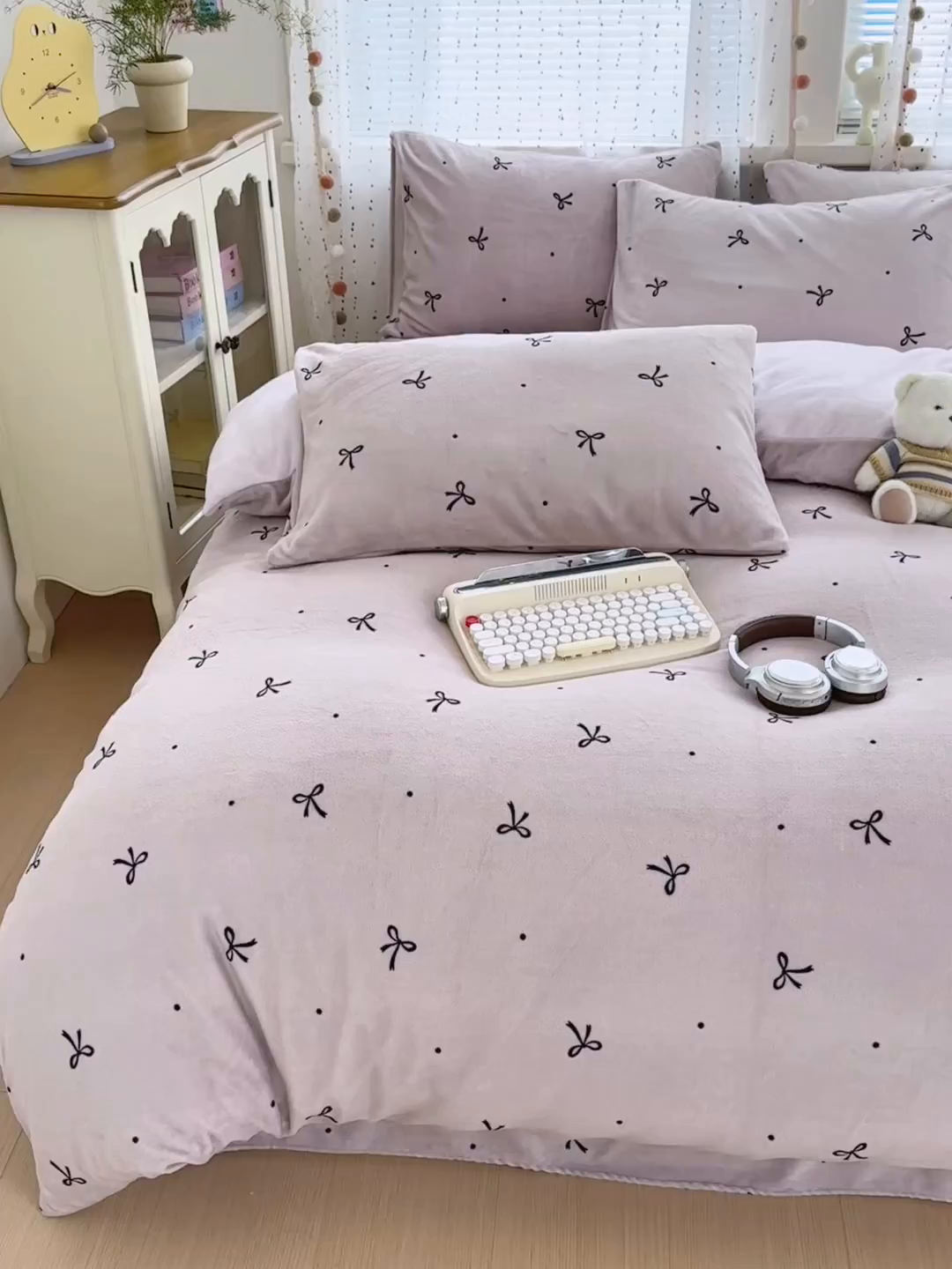 91家纺网 家纺一手货源 找家纺 沐芷 2025 高克重加厚A类牛奶绒四件套珊瑚绒卡通简约三件套 【绒】小蝴蝶结紫