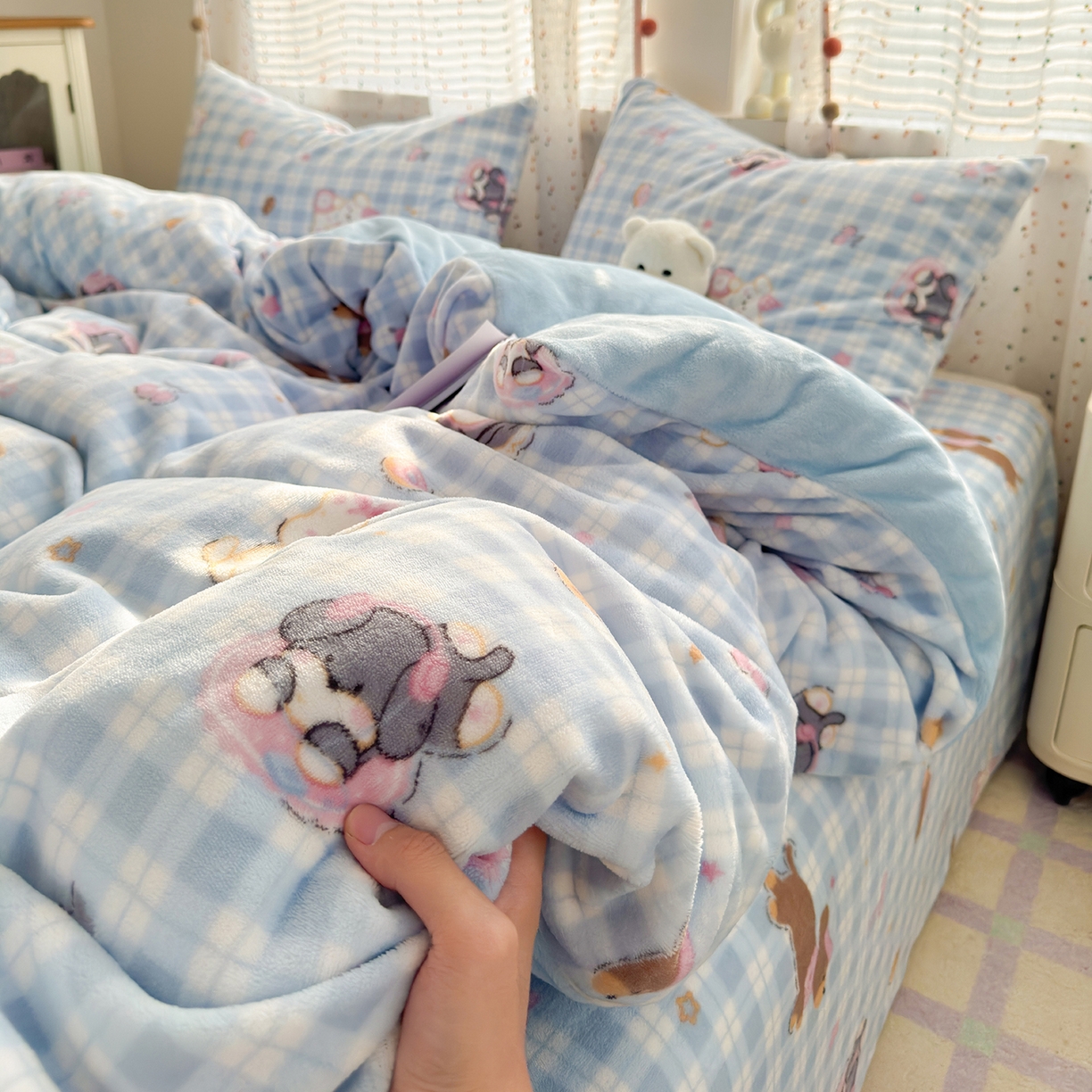91家纺网 家纺一手货源 找家纺 沐芷 2025 高克重加厚A类牛奶绒四件套珊瑚绒卡通简约三件套 【绒】蓝色小窝