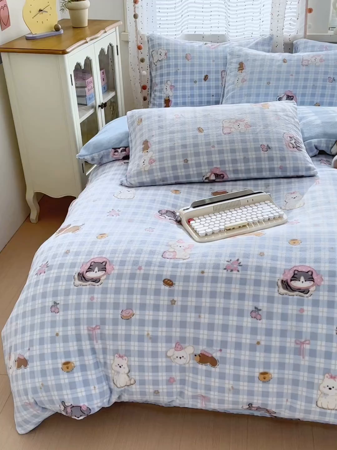 91家纺网 家纺一手货源 找家纺 沐芷 2025 高克重加厚A类牛奶绒四件套珊瑚绒卡通简约三件套 【绒】蓝色小窝