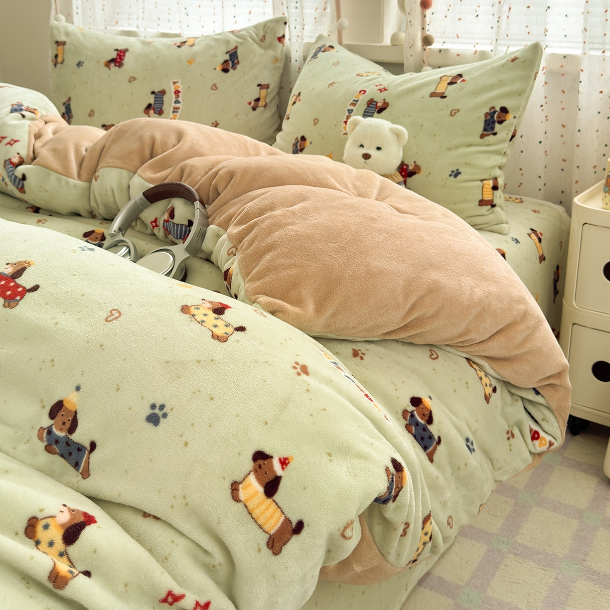 91家纺网 家纺一手货源 找家纺 沐芷 2025 高克重加厚A类牛奶绒四件套珊瑚绒卡通简约三件套 【绒】绿色腊肠狗