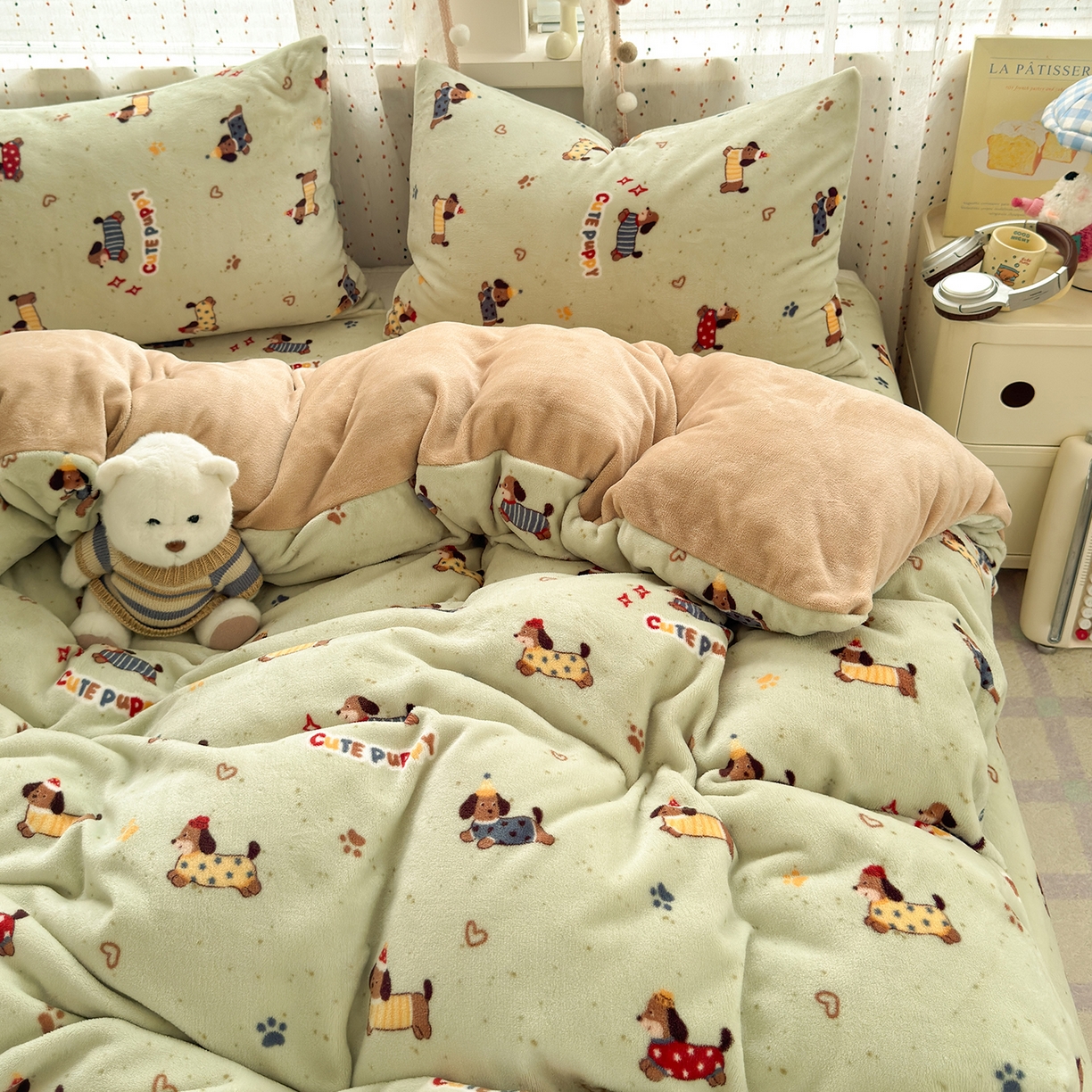 91家纺网 家纺一手货源 找家纺 沐芷 2025 高克重加厚A类牛奶绒四件套珊瑚绒卡通简约三件套 【绒】绿色腊肠狗