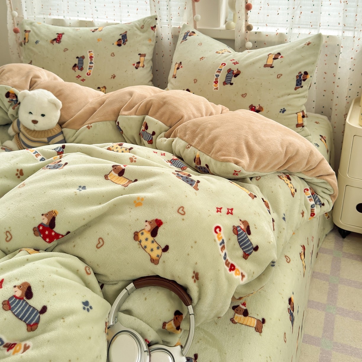 91家纺网 家纺一手货源 找家纺 沐芷 2025 高克重加厚A类牛奶绒四件套珊瑚绒卡通简约三件套 【绒】绿色腊肠狗