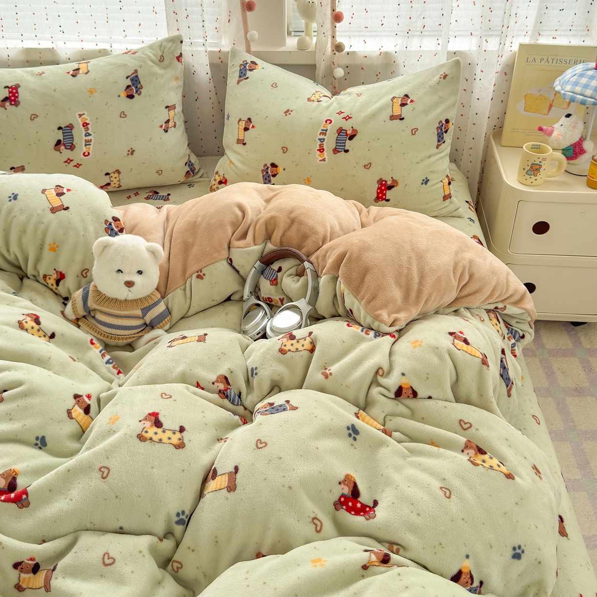 91家纺网 家纺一手货源 找家纺 沐芷 2025 高克重加厚A类牛奶绒四件套珊瑚绒卡通简约三件套 【绒】绿色腊肠狗