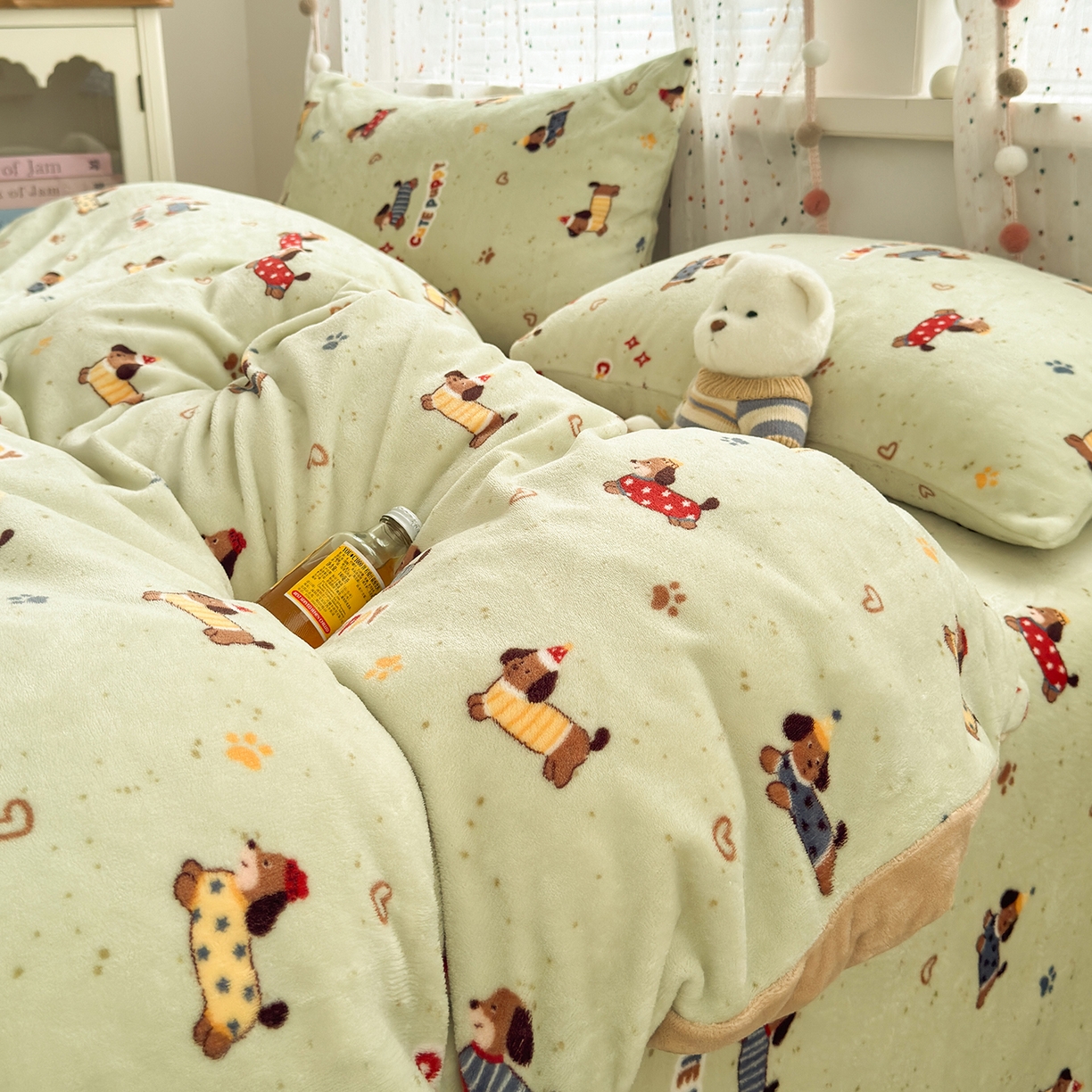 91家纺网 家纺一手货源 找家纺 沐芷 2025 高克重加厚A类牛奶绒四件套珊瑚绒卡通简约三件套 【绒】绿色腊肠狗