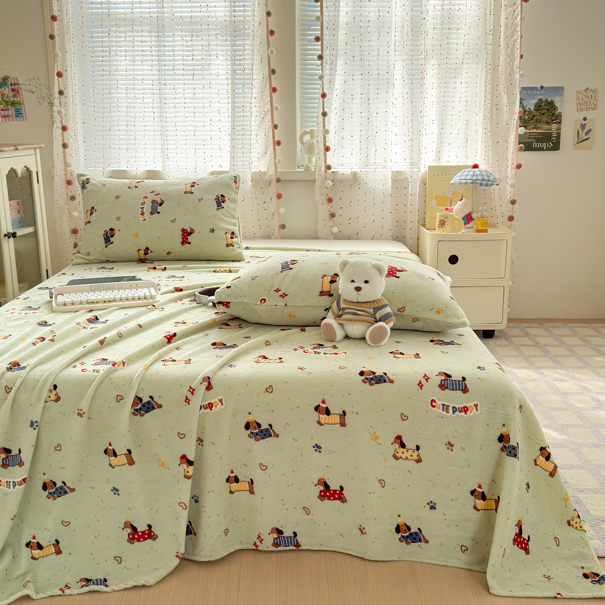 91家纺网 家纺一手货源 找家纺 沐芷 2025 高克重加厚A类牛奶绒四件套珊瑚绒卡通简约三件套 【绒】绿色腊肠狗