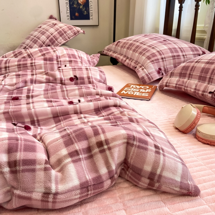 91家纺网 家纺一手货源 找家纺 典曼家纺 2025新款亲肤舒适双面牛奶绒床盖款四件套 樱桃格趣
