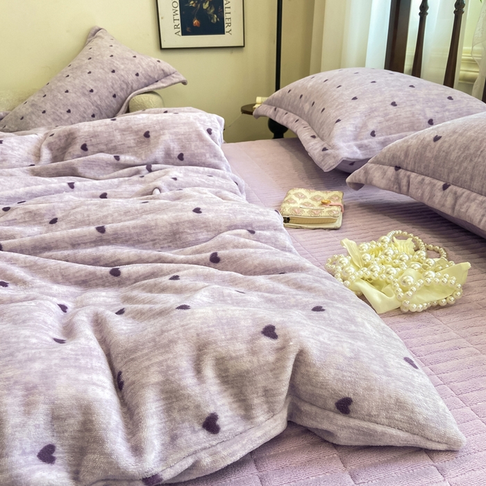 91家纺网 家纺一手货源 找家纺 典曼家纺 2025新款亲肤舒适双面牛奶绒床盖款四件套 爱心紫
