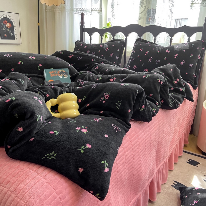 91家纺网 家纺一手货源 找家纺 典曼家纺 2025新款亲肤舒适双面牛奶绒床盖款四件套 复古小花