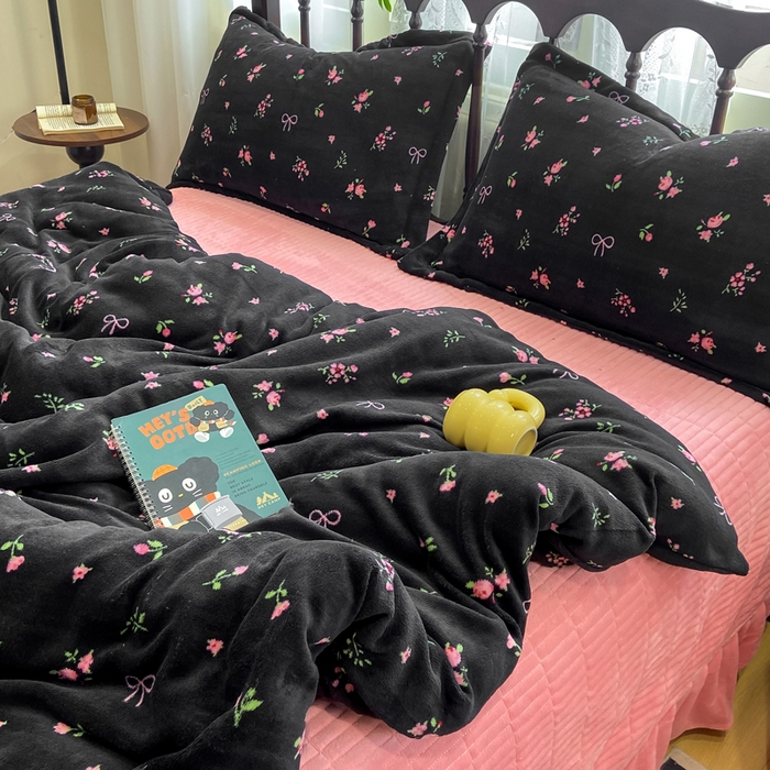 91家纺网 家纺一手货源 找家纺 典曼家纺 2025新款亲肤舒适双面牛奶绒床盖款四件套 复古小花