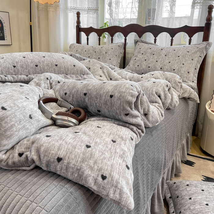 91家纺网 家纺一手货源 找家纺 典曼家纺 2025新款亲肤舒适双面牛奶绒床盖款四件套 爱心灰