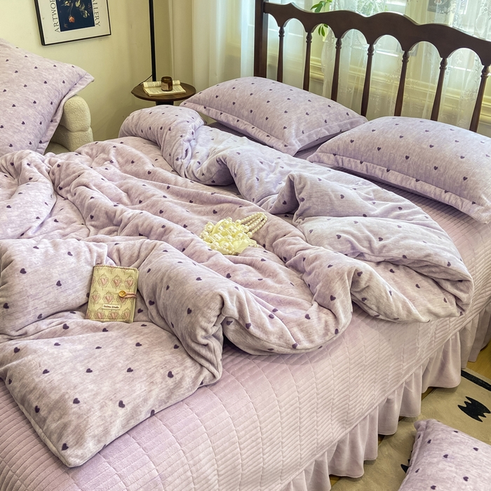 91家纺网 家纺一手货源 找家纺 典曼家纺 2025新款亲肤舒适双面牛奶绒床盖款四件套 爱心紫