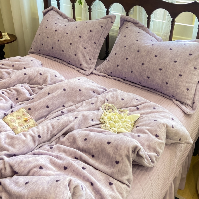 91家纺网 家纺一手货源 找家纺 典曼家纺 2025新款亲肤舒适双面牛奶绒床盖款四件套 爱心紫
