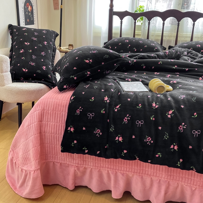 91家纺网 家纺一手货源 找家纺 典曼家纺 2025新款亲肤舒适双面牛奶绒床盖款四件套 复古小花