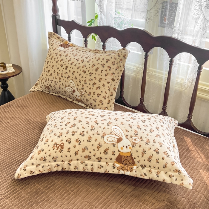 91家纺网 家纺一手货源 找家纺 典曼家纺 2025新款亲肤舒适双面牛奶绒床盖款四件套 枝枝兔