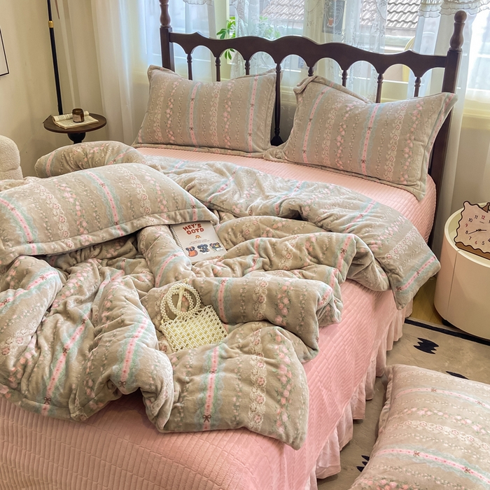 91家纺网 家纺一手货源 找家纺 典曼家纺 2025新款亲肤舒适双面牛奶绒床盖款四件套 蔷薇粉