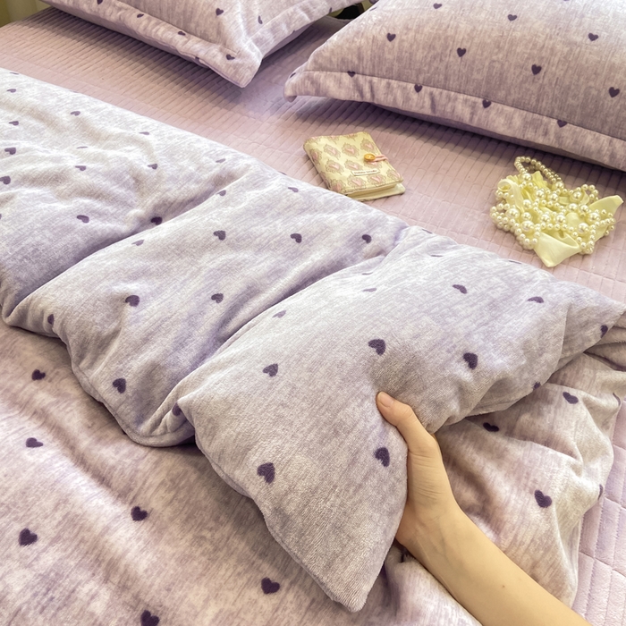 91家纺网 家纺一手货源 找家纺 典曼家纺 2025新款亲肤舒适双面牛奶绒床盖款四件套 爱心紫