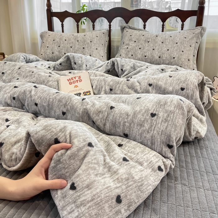 91家纺网 家纺一手货源 找家纺 典曼家纺 2025新款亲肤舒适双面牛奶绒床盖款四件套 爱心灰