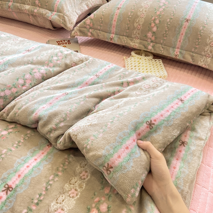 91家纺网 家纺一手货源 找家纺 典曼家纺 2025新款亲肤舒适双面牛奶绒床盖款四件套 蔷薇粉