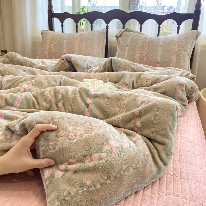 91家纺网 家纺一手货源 找家纺 典曼家纺 2025新款亲肤舒适双面牛奶绒床盖款四件套 蔷薇粉