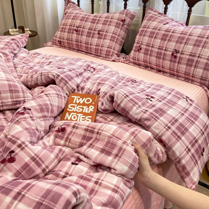 91家纺网 家纺一手货源 找家纺 典曼家纺 2025新款亲肤舒适双面牛奶绒床盖款四件套 樱桃格趣