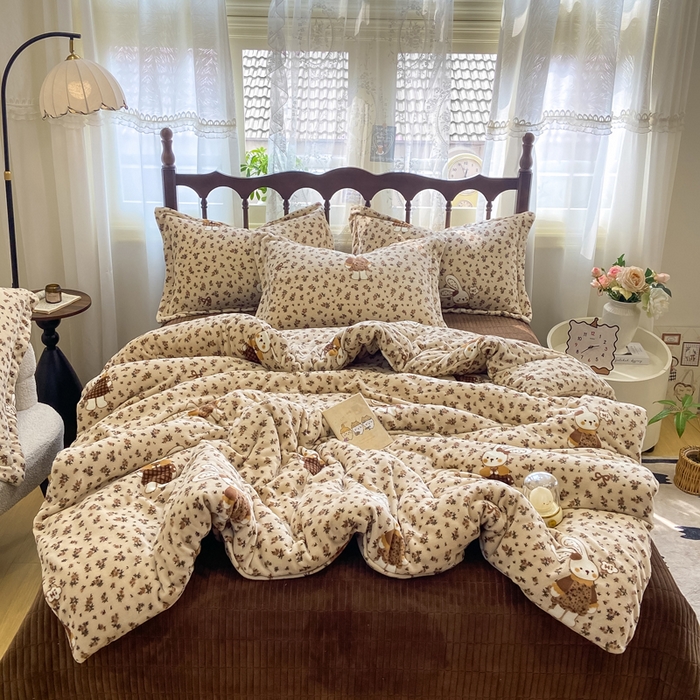 91家纺网 家纺一手货源 找家纺 典曼家纺 2025新款亲肤舒适双面牛奶绒床盖款四件套 枝枝兔