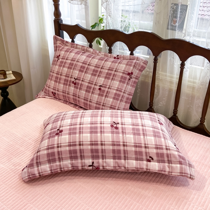 91家纺网 家纺一手货源 找家纺 典曼家纺 2025新款亲肤舒适双面牛奶绒床盖款四件套 樱桃格趣