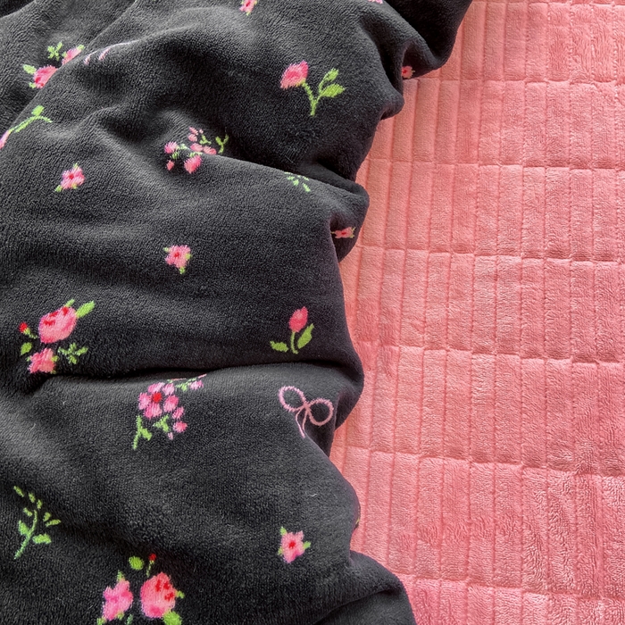 91家纺网 家纺一手货源 找家纺 典曼家纺 2025新款亲肤舒适双面牛奶绒床盖款四件套 复古小花