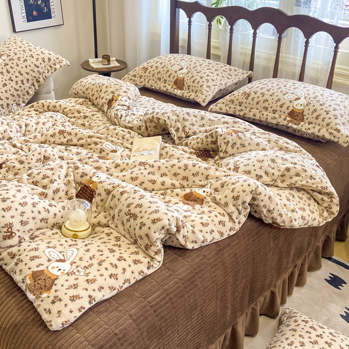 91家纺网 家纺一手货源 找家纺 典曼家纺 2025新款亲肤舒适双面牛奶绒床盖款四件套 枝枝兔