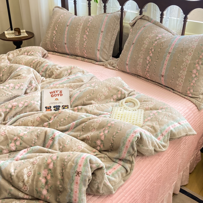 91家纺网 家纺一手货源 找家纺 典曼家纺 2025新款亲肤舒适双面牛奶绒床盖款四件套 蔷薇粉