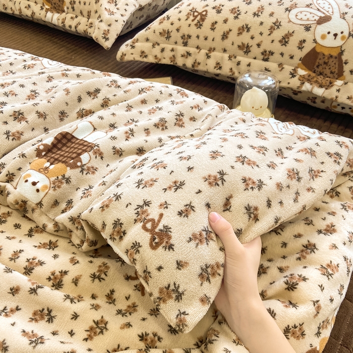 91家纺网 家纺一手货源 找家纺 典曼家纺 2025新款亲肤舒适双面牛奶绒床盖款四件套 枝枝兔