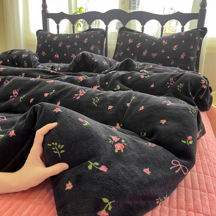 91家纺网 家纺一手货源 找家纺 典曼家纺 2025新款亲肤舒适双面牛奶绒床盖款四件套 复古小花