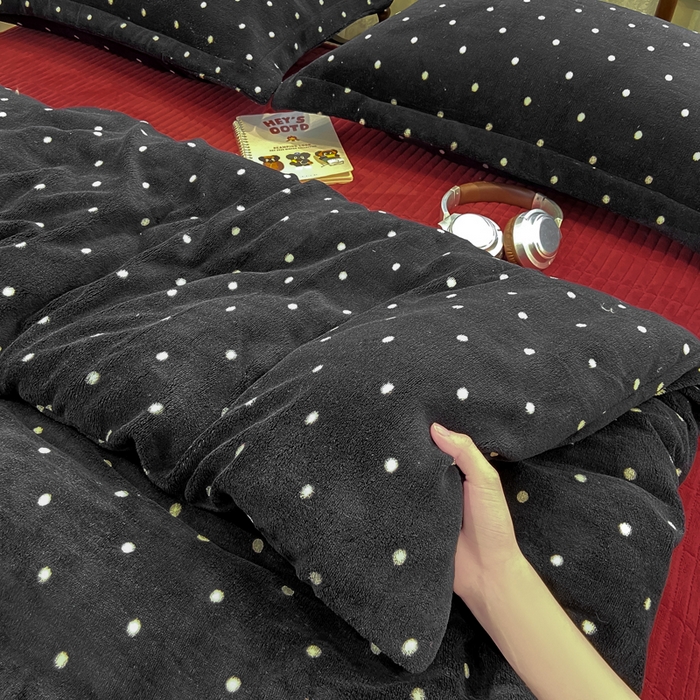 91家纺网 家纺一手货源 找家纺 典曼家纺 2025新款亲肤舒适双面牛奶绒床盖款四件套 黑珍珠