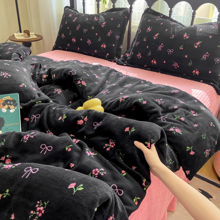 91家纺网 家纺一手货源 找家纺 典曼家纺 2025新款亲肤舒适双面牛奶绒床盖款四件套 复古小花