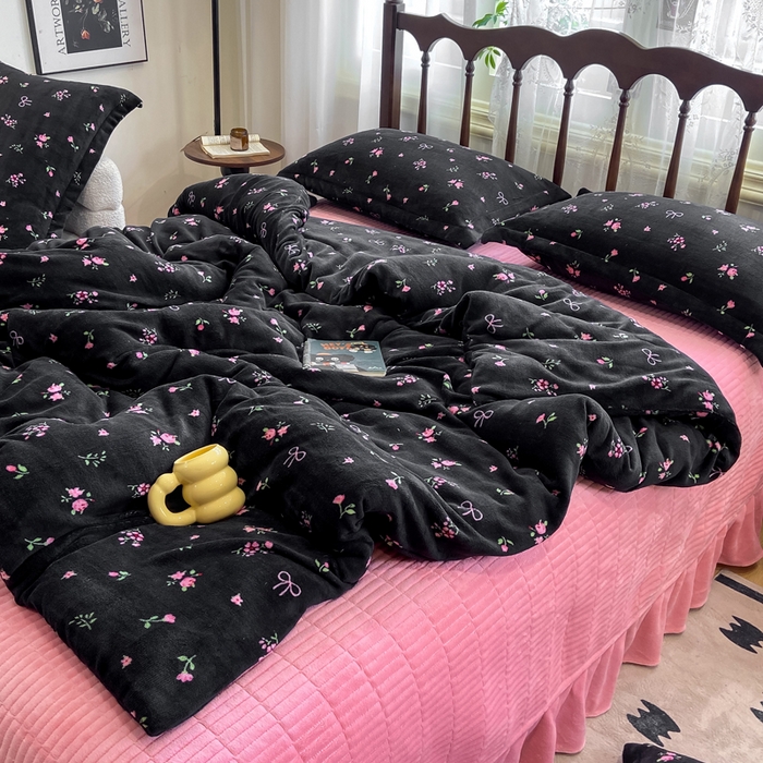 91家纺网 家纺一手货源 找家纺 典曼家纺 2025新款亲肤舒适双面牛奶绒床盖款四件套 复古小花