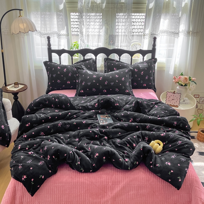 91家纺网 家纺一手货源 找家纺 典曼家纺 2025新款亲肤舒适双面牛奶绒床盖款四件套 复古小花